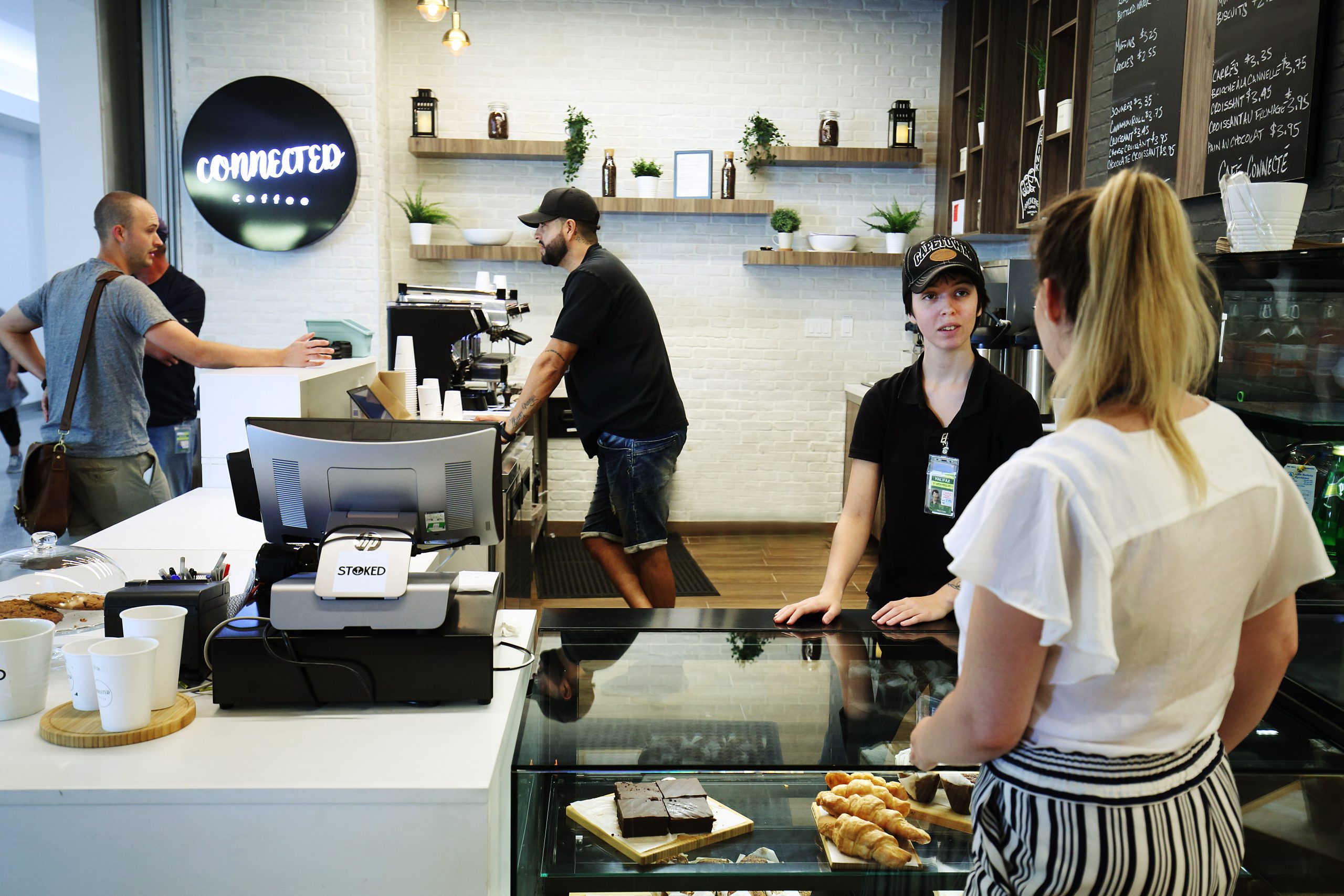 Les gens à l'intérieur du café « Connected Coffee »